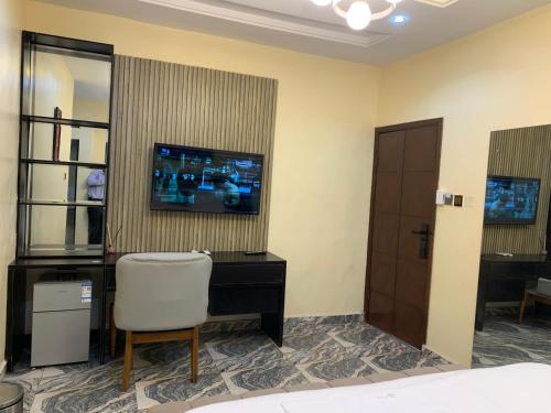 Uma TV ou centro de entretenimento em P1 Place