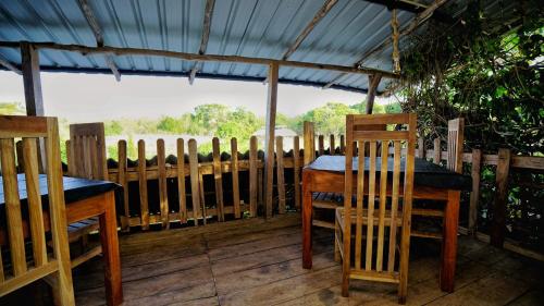 Mountain View Tranquil Eco Remote Lodgeにあるバルコニーまたはテラス