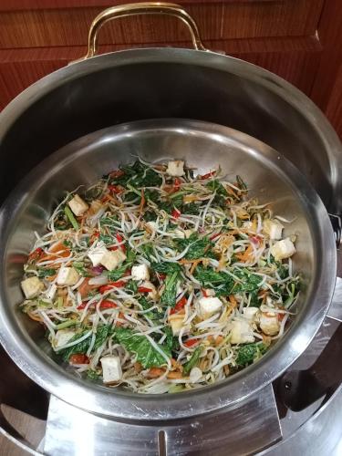 LhokseumaweにあるHotel Dianaの野菜サラダが入った鍋