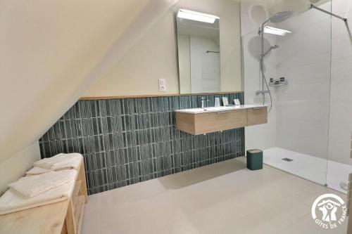 a bathroom with a sink and a mirror at Le jardin de quercus in Bazouges-la-Pérouse
