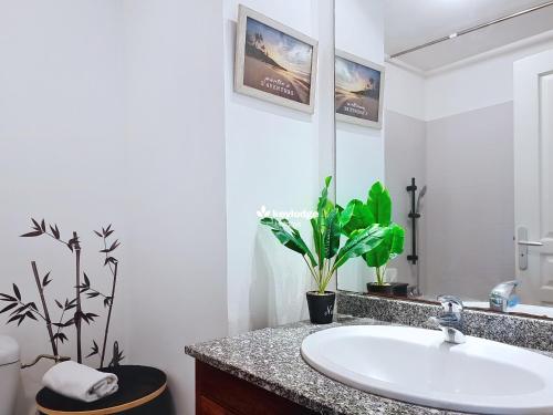 Bilik mandi di Natur Azur - studio - 20 m2 - proche de la Clinique - Sainte-Clotilde