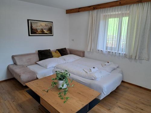 Ein Bett oder Betten in einem Zimmer der Unterkunft Apartment Wasserfall im Zillertal - Oasis of Peace with Panoramic Terrace, near Fügen