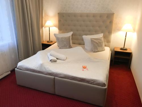 Una cama o camas en una habitación de Penzion Janka