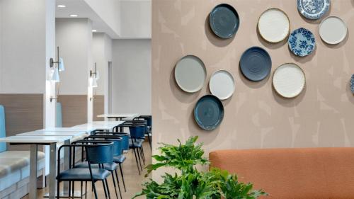 a restaurant with blue and white plates on the wall at Hampton Inn & Suites by Hilton Toronto Markham in Markham