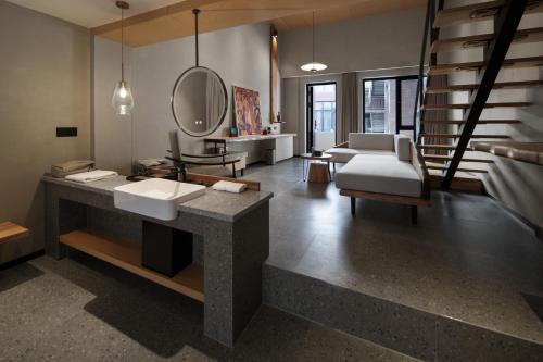 Koktokay可可托海的梦·非遗度假酒店的浴室里有洗手池和镜子