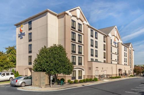 グリーンズボロにあるComfort Inn Greensboro - Kernersvilleの正面に車を停めた大きな建物