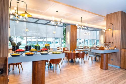 Makanan di atau berdekatan hotel