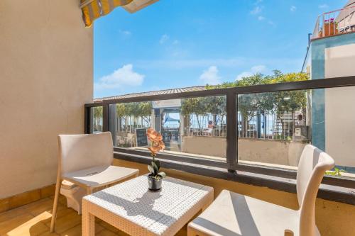 a room with a table and chairs and a window at Sirina Tao Beach in Taormina