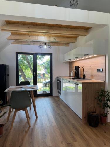 Una cocina o cocineta en Chata Nelinka u lesa
