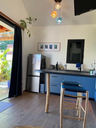 Η κουζίνα ή μικρή κουζίνα στο Bungalow Cosy Vétyver
