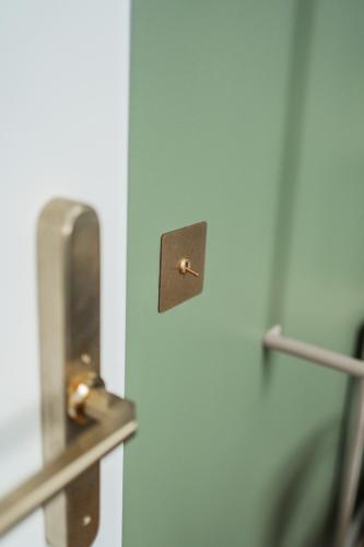 a door with a metal handle in a room at HOME1 - Augarten City Stay Boutique Hostel in Vienna