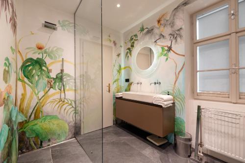ein Bad mit einem Wandbild aus Pflanzen in der Unterkunft Luxuriöses Apartment mitten im Zentrum in Ruhelage mit AC in Wien