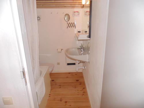 a small bathroom with a sink and a toilet at bbrik in Alveringem