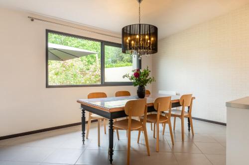 a dining room with a table and chairs at Le Loft avec jacuzzi in Saint-Gildas-de-Rhuys