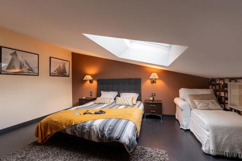 a bedroom with a bed and a skylight at Le Loft avec jacuzzi in Saint-Gildas-de-Rhuys