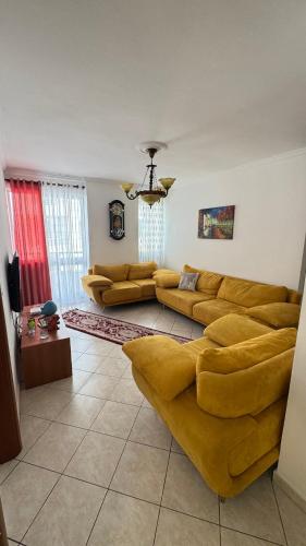 Ruang duduk di Eldi's Apartment