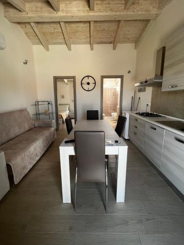 Casa Vacanze Oltre La Caletta - 350 mt dalla spiaggiaにあるキッチンまたは簡易キッチン