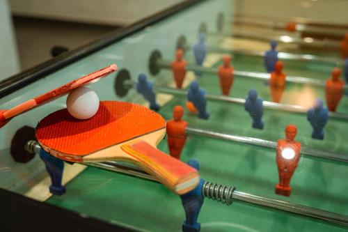 a billiard table with a ball and a cuehibahiba at Dom Wypoczynkowy Elżbieta in Poronin