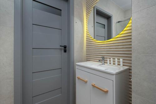 Foto Tasteful Apartment Near Centennial Hall by Noclegi Renters 4