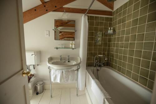 Ένα μπάνιο στο 6 Bed in Tresillian oc-t32987