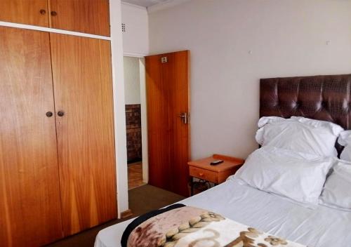 Cama o camas de una habitación en Nsk Guest House Alberton