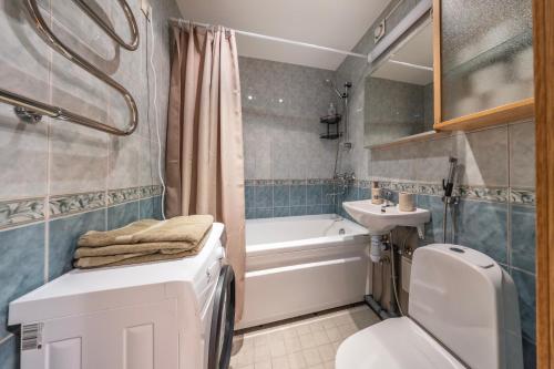 Un baño de Free Parking 2 BR city center