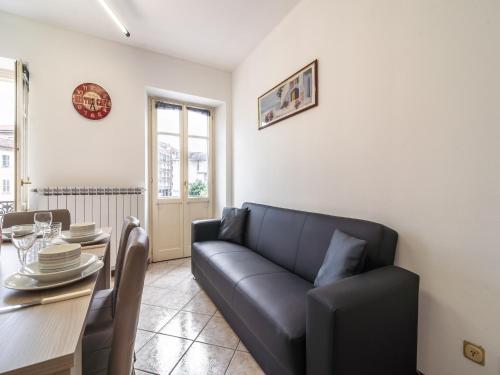 un salon avec un canapé et une table dans l'établissement Stay in Verbania Pallanza, à Verbania