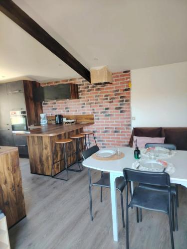 Η κουζίνα ή μικρή κουζίνα στο Charmante petite maison terrasse vue sur l'Allier
