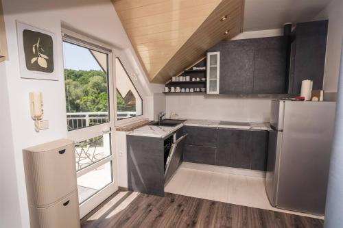 Dapur atau dapur kecil di ASTAREA - Penthouse in nature-free private parking-jacuzzi-terrace & balcony-peace