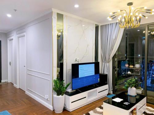 Μια τηλεόραση ή/και κέντρο ψυχαγωγίας στο 3 Bedroom Apartment Vinhomes Ocean Park