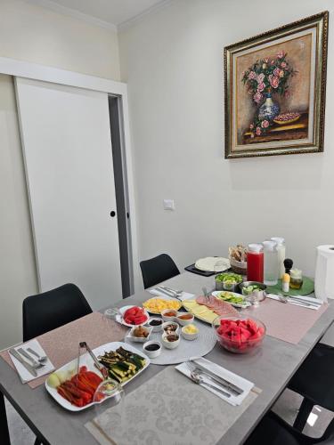 ein Tisch mit vielen Tellern voller Essen in der Unterkunft Villa Safira in Durrës