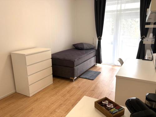 バート・キッシンゲンにあるSanssouci-FeWo 13のベッドと窓のある小さな寝室