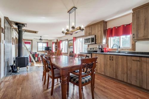 Η κουζίνα ή μικρή κουζίνα στο Lake Taureau Shore - Le Grand Manitou