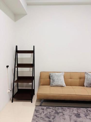 Posezení v ubytování Minimalist Comfort with Homey Touches