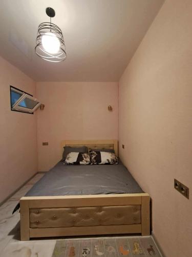 MindaにあるAnde Tower Apartment on Zgvispiris Street #6, Batumiのベッドルーム1室(ベッド1台付)