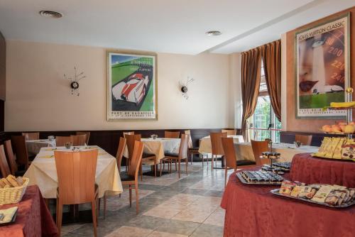 a restaurant with tables and chairs in a room at Park Hotel Ripaverde in Borgo San Lorenzo