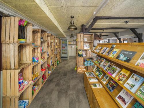Perpustakaan di perkhemahan ini