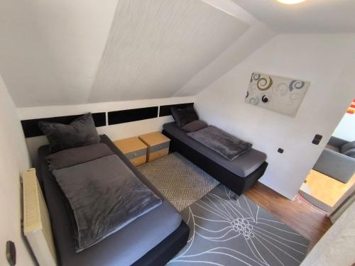 Ruang duduk di Vieja Casita de huespedes con Escaleras