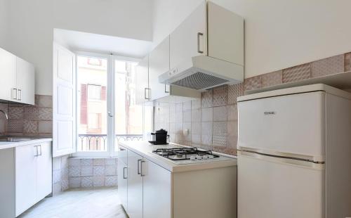 Historic 3BR Colosseum Apartment 160sqm for 9