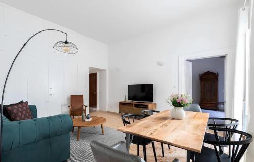 Historic 3BR Colosseum Apartment 160sqm for 9