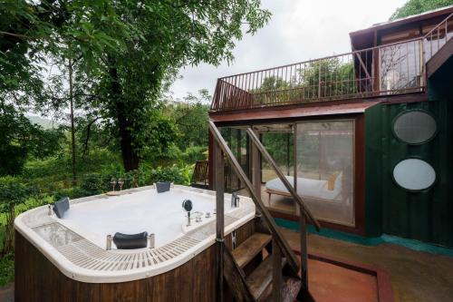 Balkón nebo terasa v ubytování Antheia Resorts, Pawna Lake - Luxury Boutique Resort