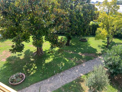 Κήπος έξω από το The little lake Verona villa