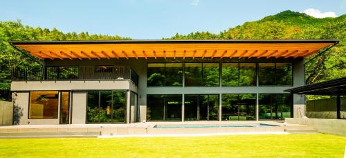 a large house with a large roof at 郷音 The Summit Club in Tsuru 