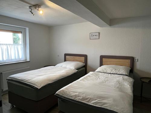 Ένα ή περισσότερα κρεβάτια σε δωμάτιο στο janu-homes - 1 Zimmer Apartment - 2 Betten, Kirchblick vom Kirchplatz