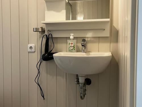 Ένα μπάνιο στο janu-homes - 1 Zimmer Apartment - 2 Betten, Kirchblick vom Kirchplatz