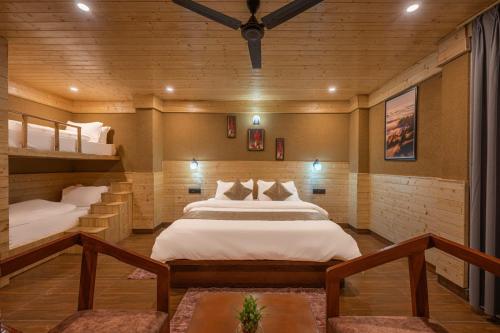 The Charvi Palace l Private Balconies l 360" Mountain View l Room Service l Business Centre l Apple Orchid for Morning and Evening Walk l Kufri by Exotic Staysにあるベッド