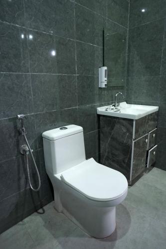 ノイダにあるHotel Address Innのトイレと洗面台付きのバスルーム