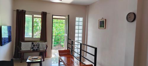 una habitación con una escalera y un reloj en la pared en Z and j Transient House, en Lapasan