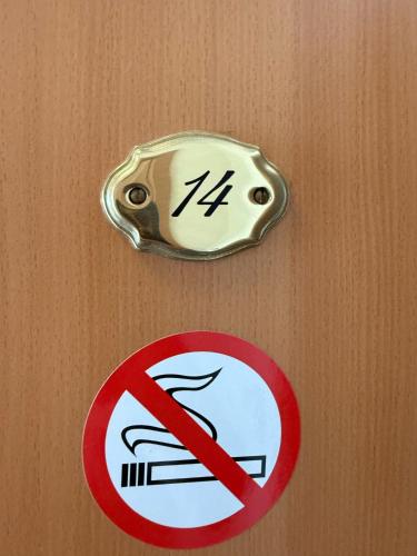 a sign on a door with a no smoking sign at Hotel am Hafen Havelberg in Havelberg