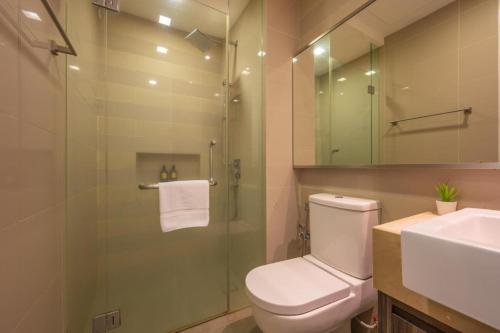 un bagno con wc, lavandino e doccia di Executive Suites By OHaus a Kuala Lumpur
